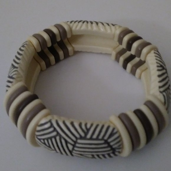 SOLD SOLD SOLD SOLD Beautiful Carved Bone Stretch Bracelet - Picture 4 of 16